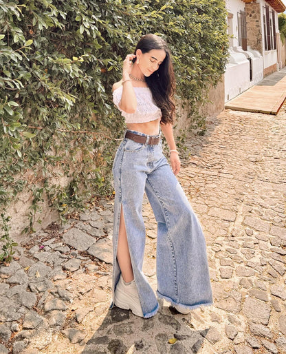 Pantalón tipo Wide Leg, con abertura prolongada