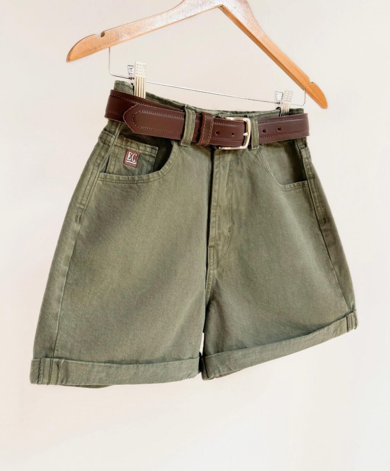 Mom short de tiro alto, verde militar