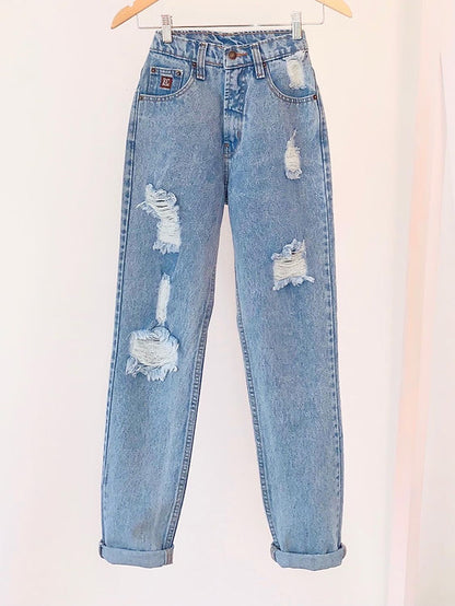 Pantalón tipo Mom Jeans de mezclilla, diseño rasgado clasico.