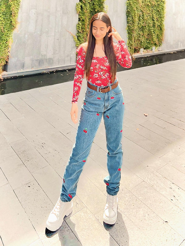 Pantalón tipo Mom Jeans de mezclilla con ¡Cerezas Bordadas!