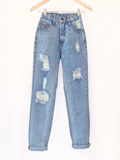 Pantalón tipo Mom Jeans de mezclilla, diseño rasgado clasico.