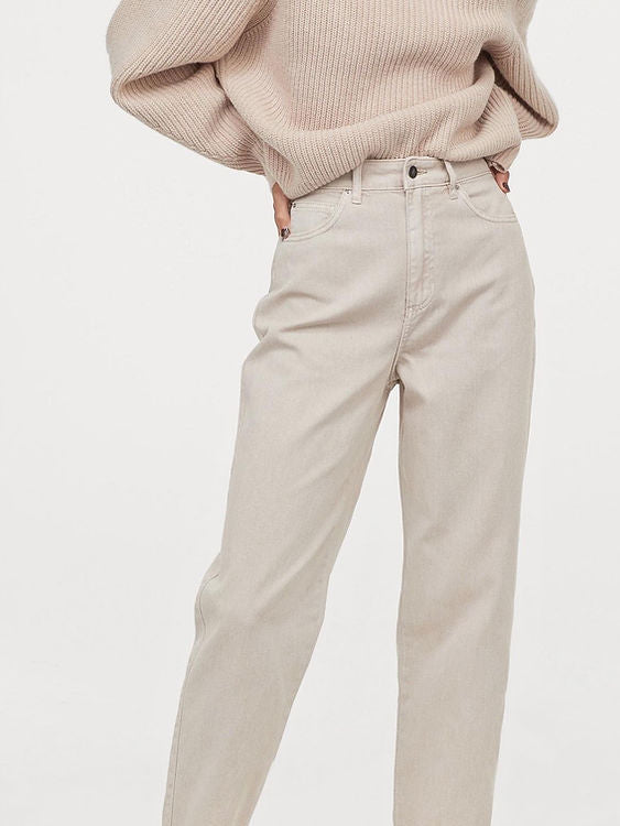 Pantalón tipo Mom Jeans de mezclilla, tonalidad beige