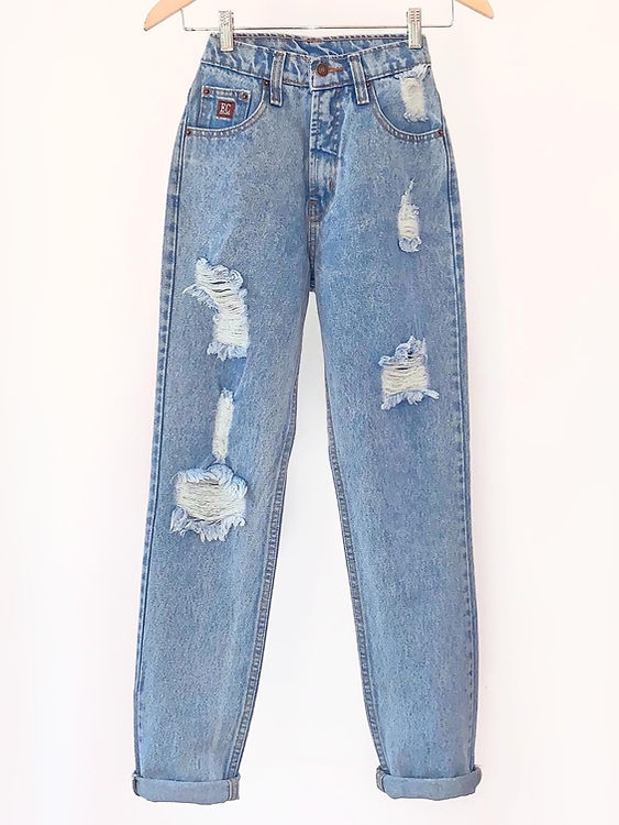 Pantalón tipo Mom Jeans de mezclilla, diseño rasgado clasico.