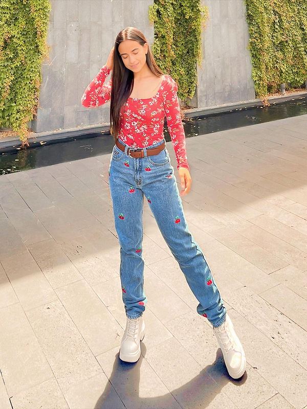 Pantalón tipo Mom Jeans de mezclilla con ¡Cerezas Bordadas!