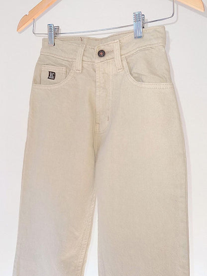 Pantalón tipo Mom Jeans de mezclilla, tonalidad beige