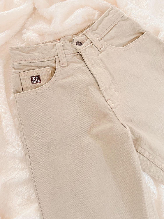 Pantalón tipo Mom Jeans de mezclilla, tonalidad beige