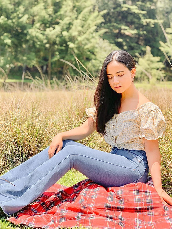 Pantalón de mezclilla, estilo campana, celeste.