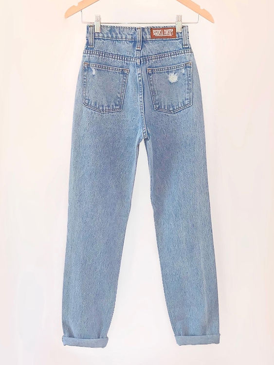 Pantalón tipo Mom Jeans de mezclilla, diseño rasgado clasico.