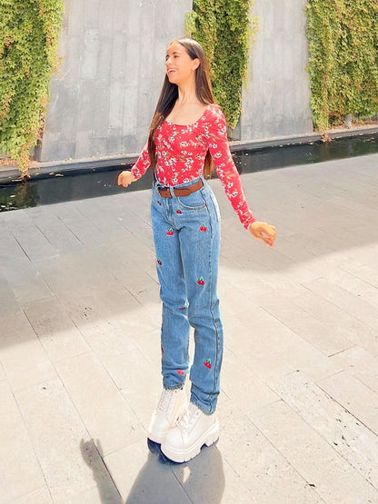 Pantalón tipo Mom Jeans de mezclilla con ¡Cerezas Bordadas!