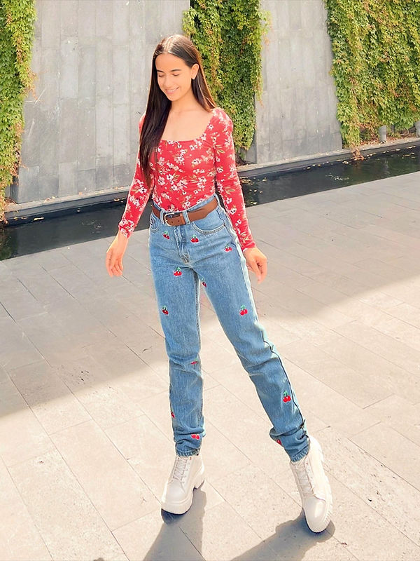 Pantalón tipo Mom Jeans de mezclilla con ¡Cerezas Bordadas!