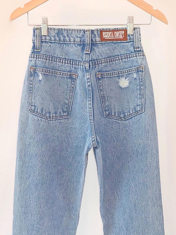 Pantalón tipo Mom Jeans de mezclilla, diseño rasgado clasico.