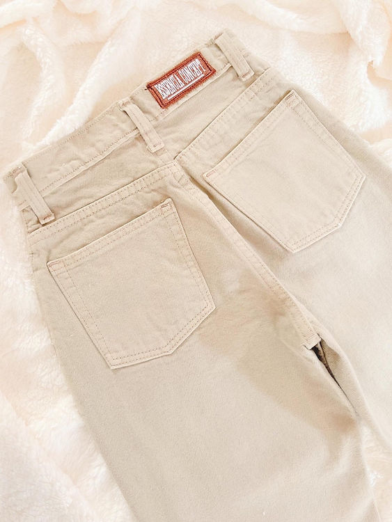 Pantalón tipo Mom Jeans de mezclilla, tonalidad beige