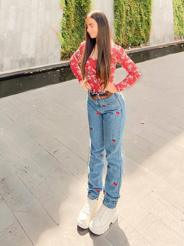 Pantalón tipo Mom Jeans de mezclilla con ¡Cerezas Bordadas!