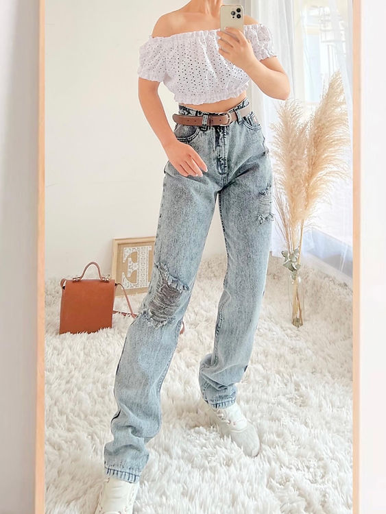 Pantalón tipo Mom Jeans de mezclilla, gris nevado rasgado