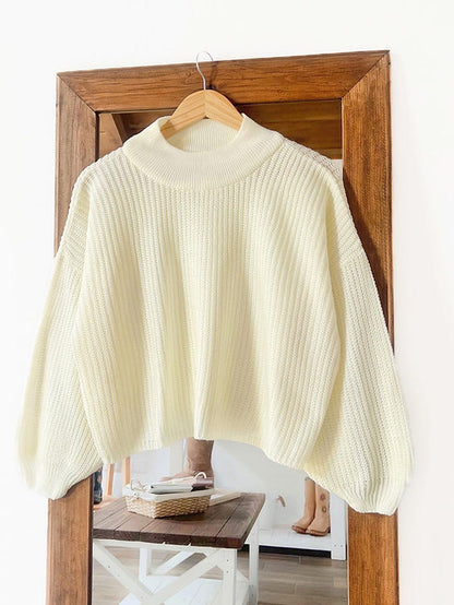 Suéter tipo pull over, en tonalidad crema