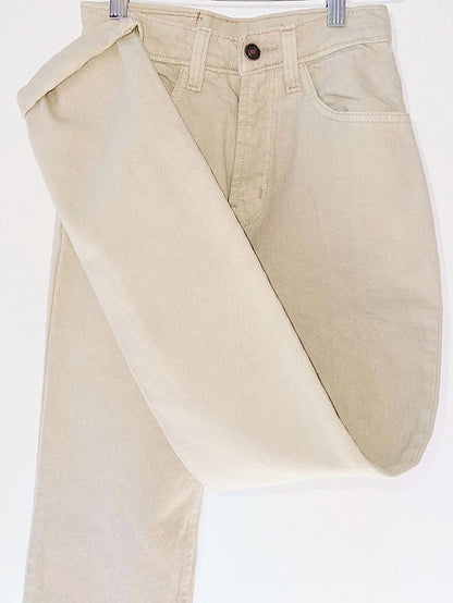 Pantalón tipo Mom Jeans de mezclilla, tonalidad beige